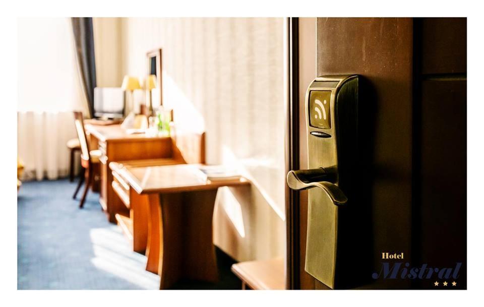 Hotel Mistral Marki  Extérieur photo