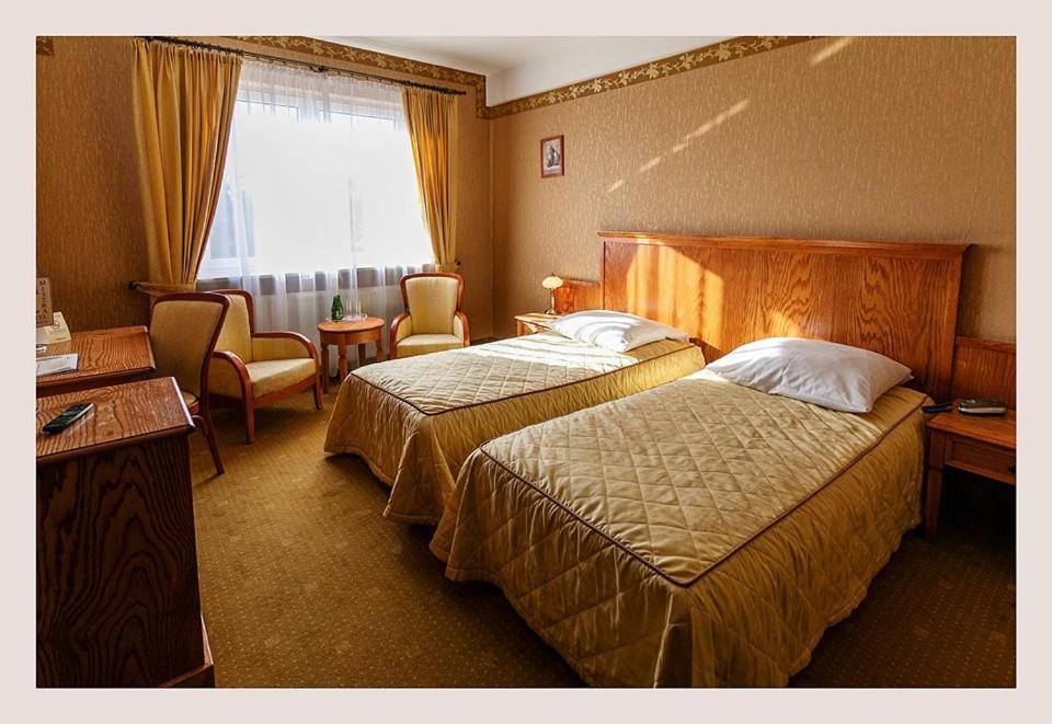 Hotel Mistral Marki  Extérieur photo
